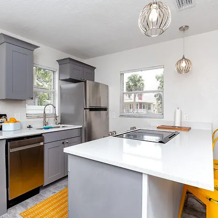 Walk To Dwnt 7Min To Beach King Bed Free Parking